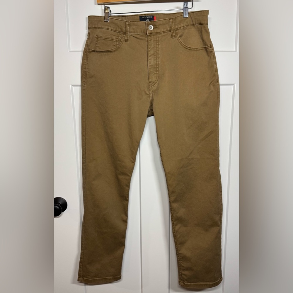 Men’s Dockers Caramel Khaki Casual Pants Flat Front, Straight Leg. Size: W33 L29